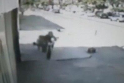 Vídeo: mulher é arrastada por moto durante assalto em Jacarepaguá