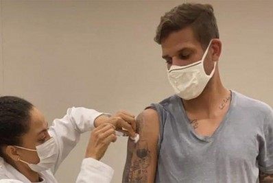 Rafael Moura, atacante do Botafogo, é vacinado contra a Covid-19