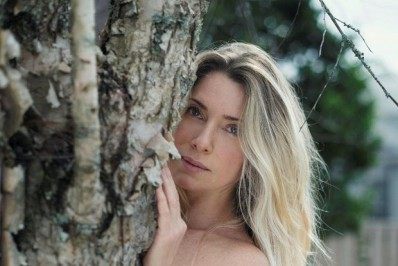 Letícia Spiller mostra as curvas em ensaio nu nas redes sociais