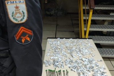 Adolescentes são apreendidos com drogas na Rainha da Sucata, em Cabo Frio