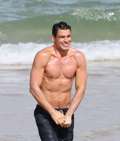 Cauã Reymond e Andréia Horta gravam cenas de 'Um Lugar ao Sol' na Praia de Grumari, na Zona Oeste do Rio - Ag. News