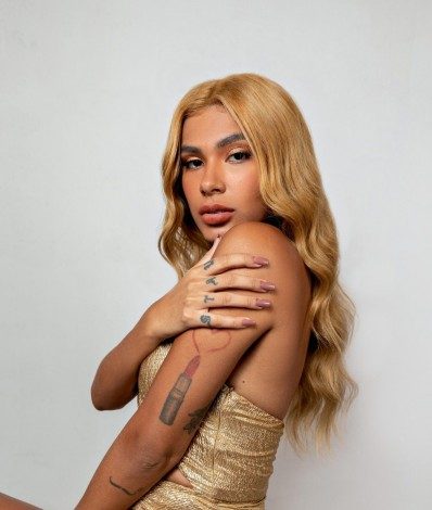 Pocah aposta em fios loiros ao surgir com novo visual - Divulgação/Luana Chaves