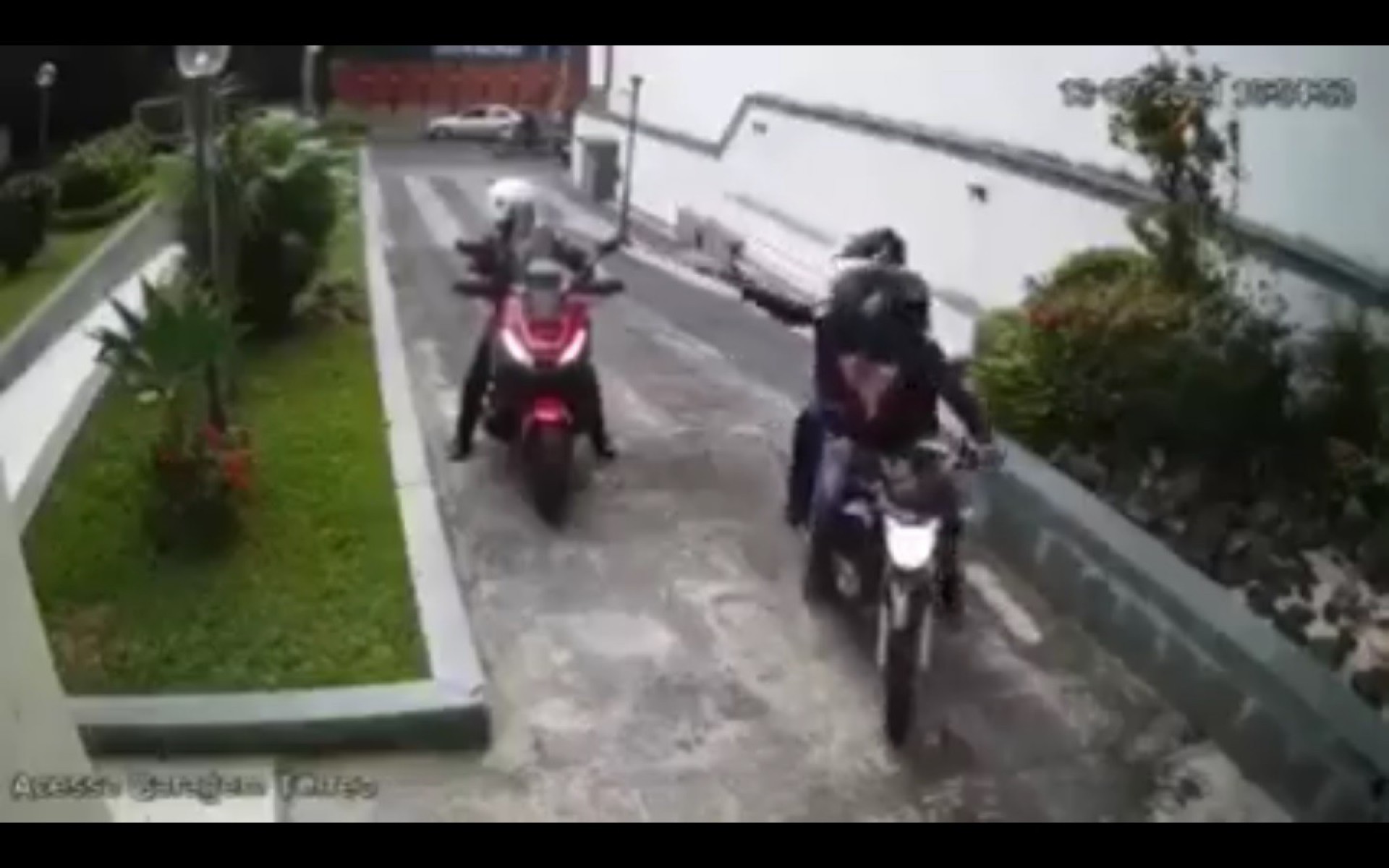 Vídeo: câmera registra assalto contra motociclista em plena luz do dia na Tijuca