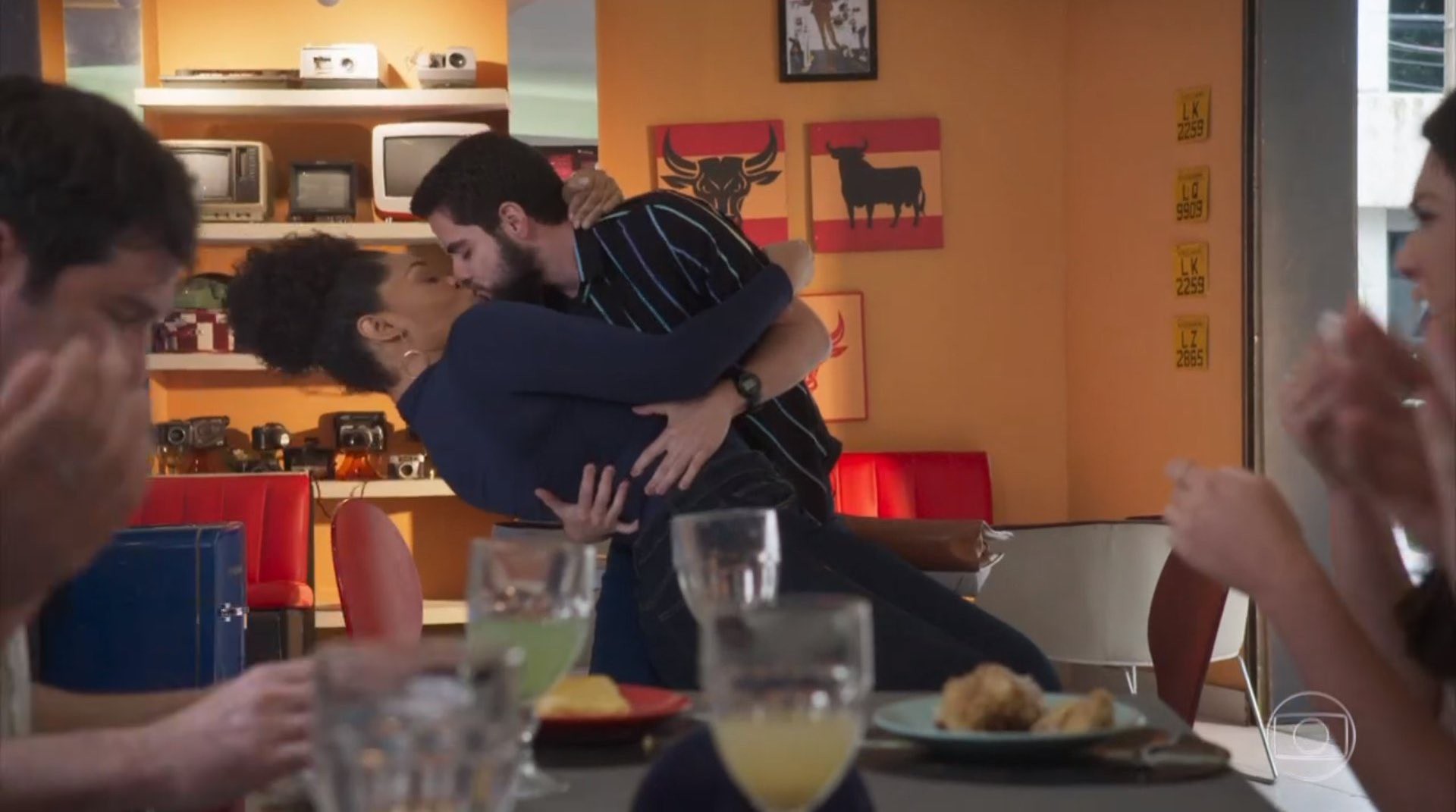 Juliana Alves e Bernardo de Assis protagonizam primeiro beijo entre um homem trans e uma mulher cis em novelas brasileiras - Reprodução