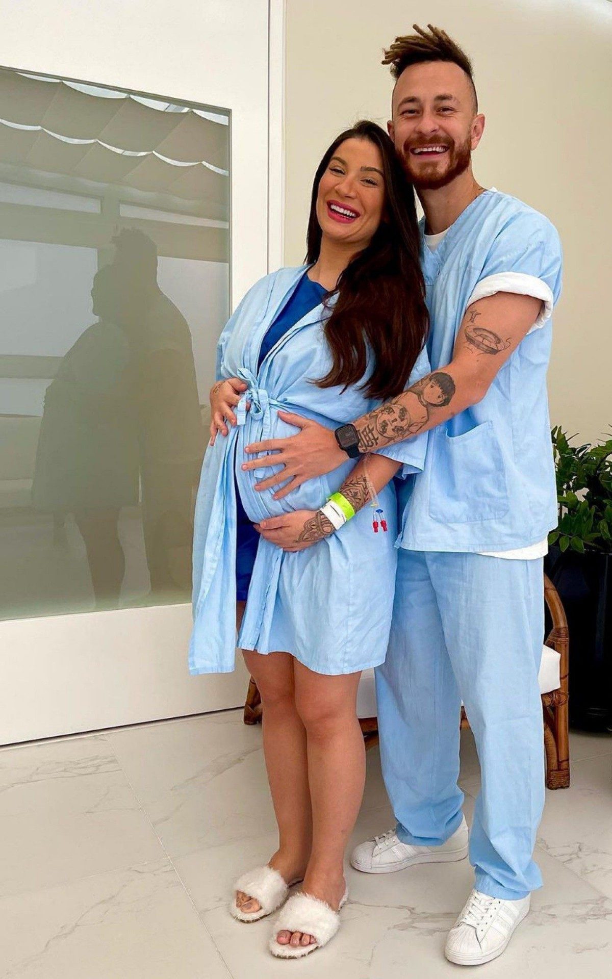 Bianca Andrade chega &agrave; maternidade para dar &agrave; luz Cris