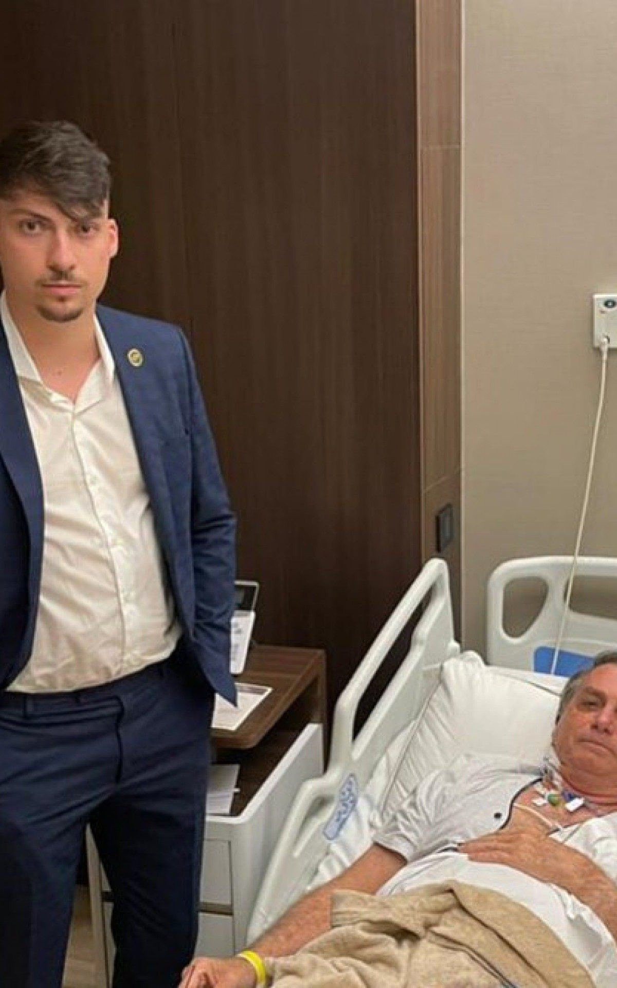Renan Bolsonaro visita o pai no Hospital Vila Nova Star nesta sexta-feira 