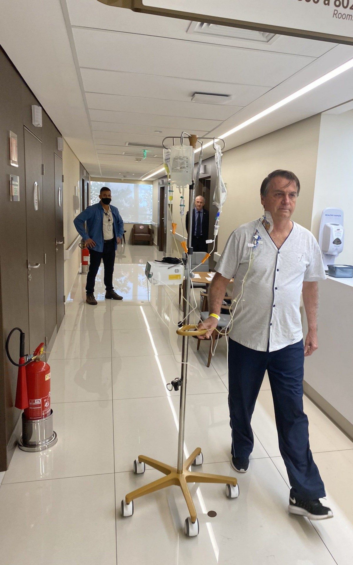 Presidente publicou uma foto dele caminhando no corredor do hospital com o suporte para soro  - Reprodução 