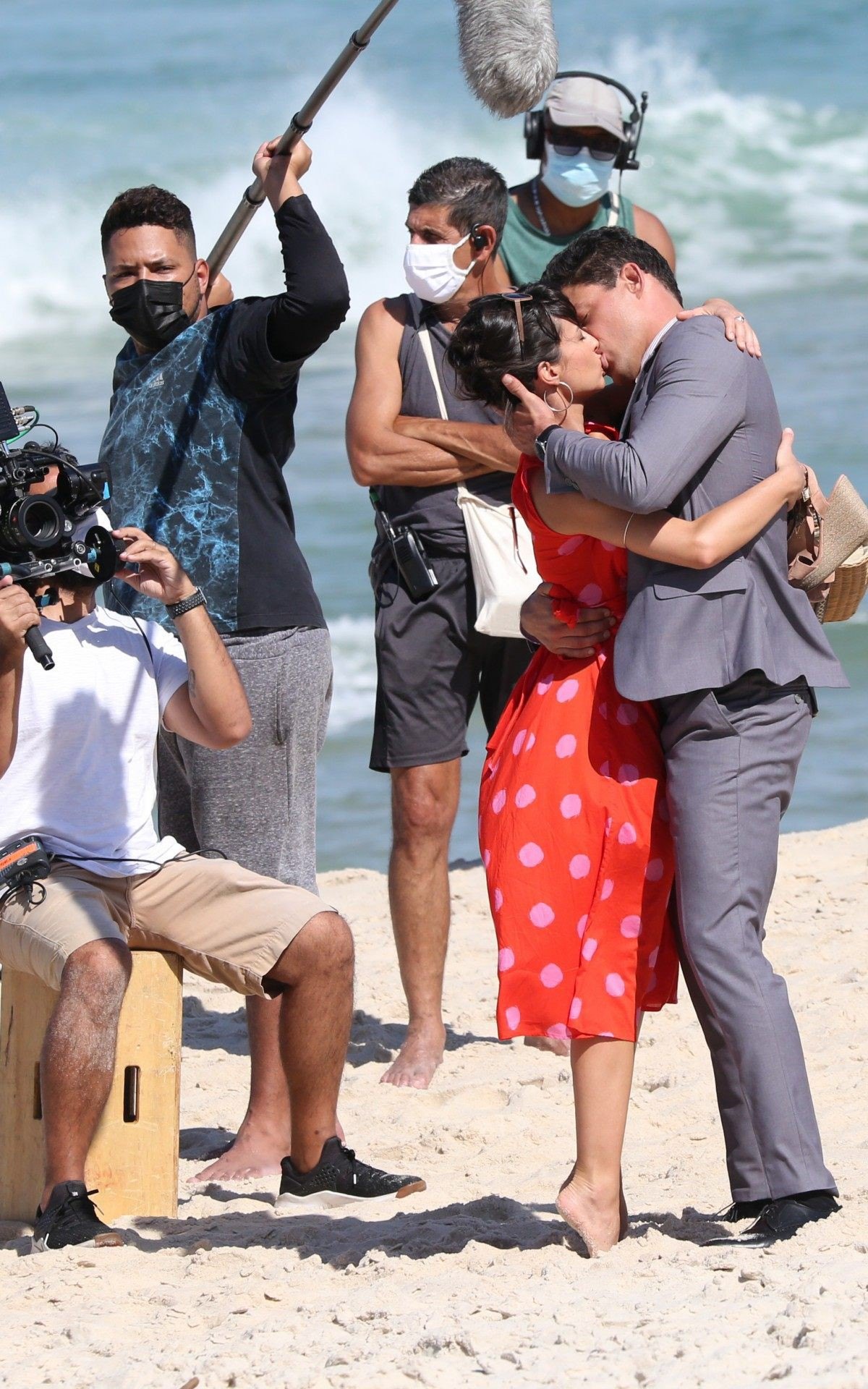 Cau&atilde; Reymond e Andr&eacute;ia Horta gravam cenas de 'Um Lugar ao Sol' na Praia de Grumari, na Zona Oeste do Rio