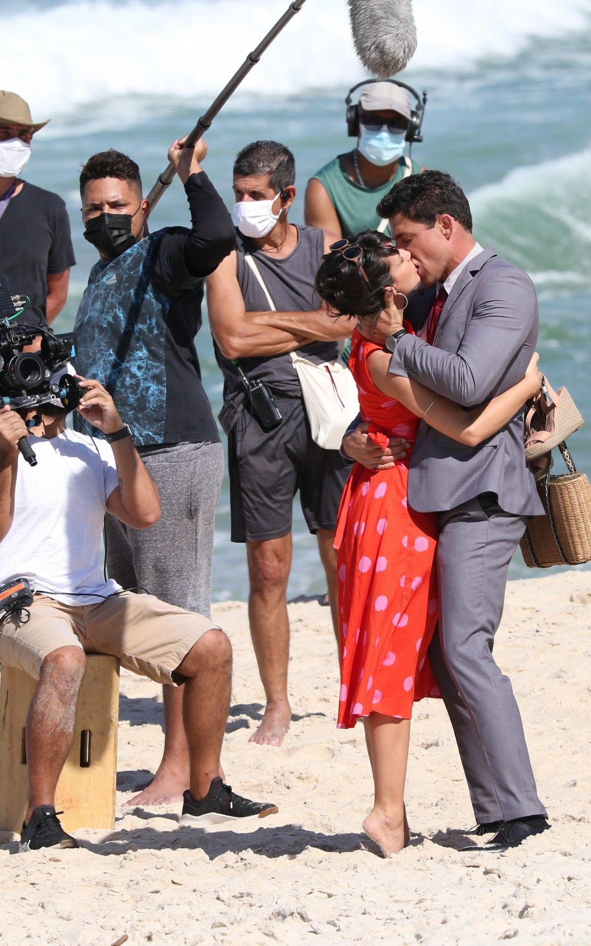 Cauã Reymond e Andréia Horta gravam cenas de 'Um Lugar ao Sol' na Praia de Grumari, na Zona Oeste do Rio