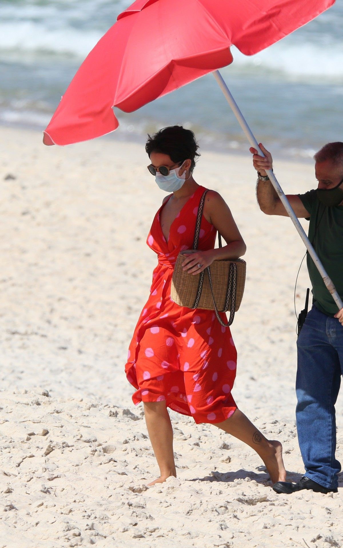 Cau&atilde; Reymond e Andr&eacute;ia Horta gravam cenas de 'Um Lugar ao Sol' na Praia de Grumari, na Zona Oeste do Rio