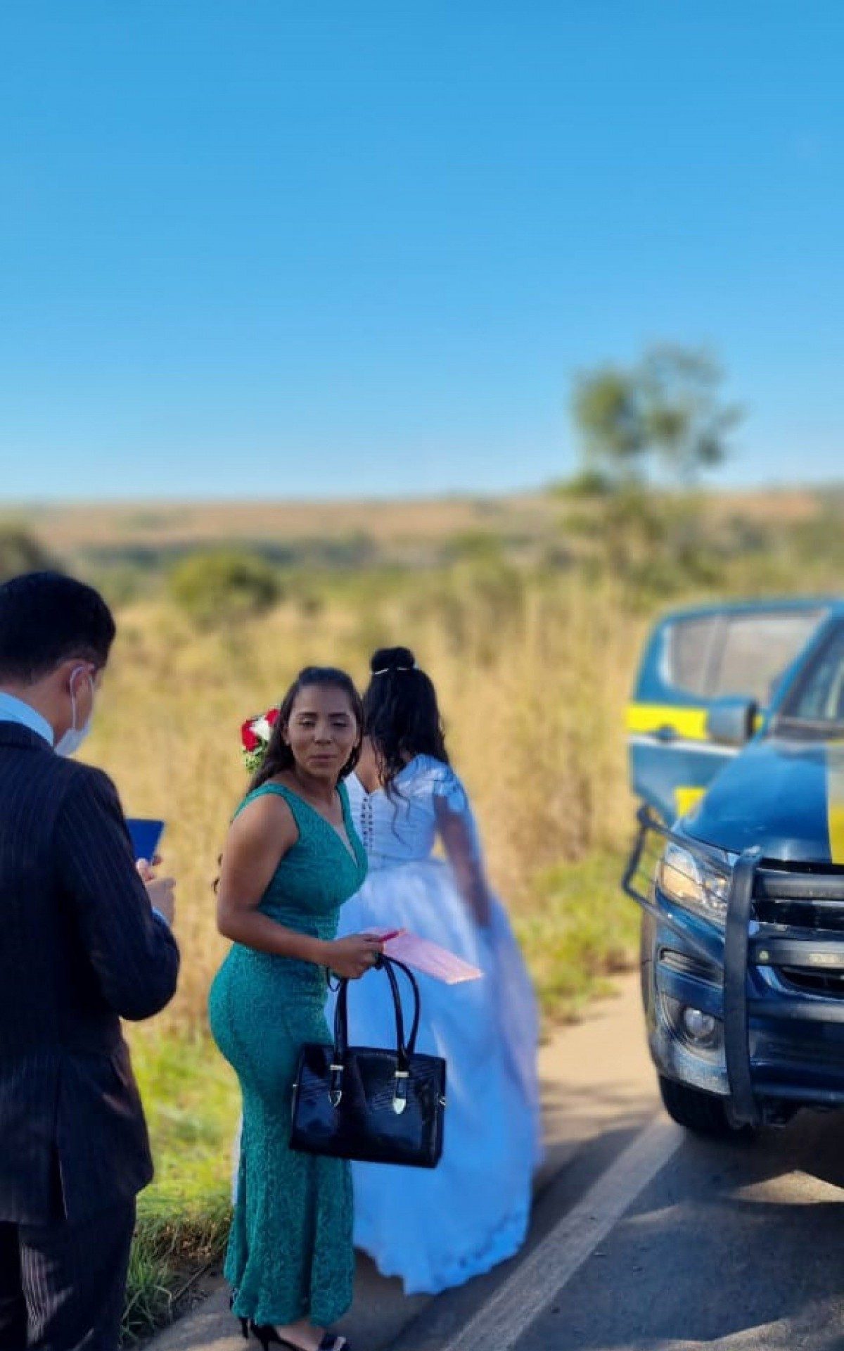 Os ocupantes do carro disseram que estavam indo para o casamento, no Colorado, quando houve pane mec&acirc;nica no autom&oacute;vel