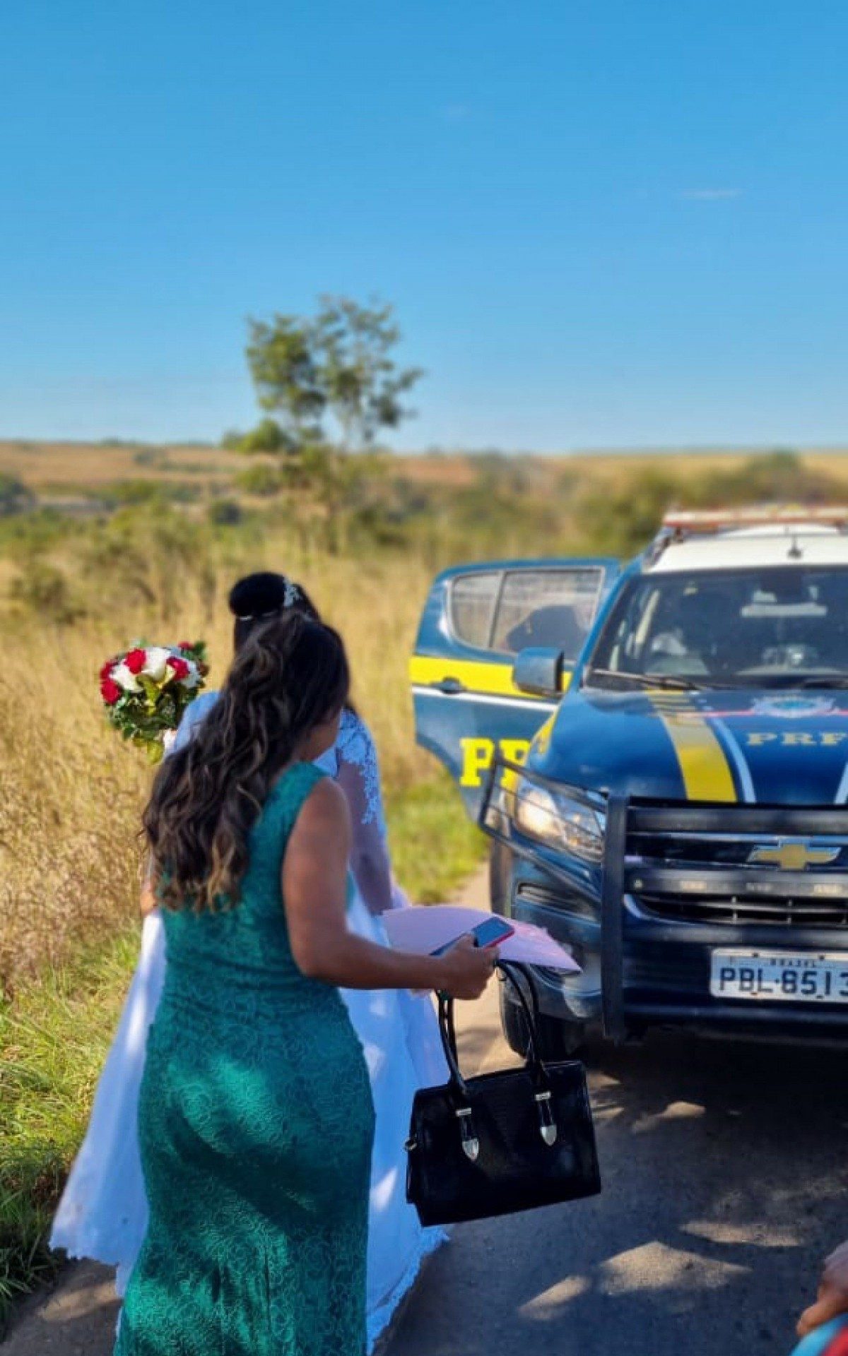 Os ocupantes do carro disseram que estavam indo para o casamento, no Colorado, quando houve pane mec&acirc;nica no autom&oacute;vel