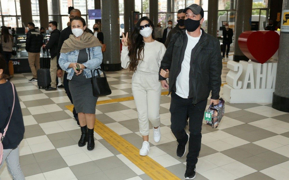 Juliette Freire embarca no aeroporto de Congonhas, em S&atilde;o Paulo, na manh&atilde; desta sexta-feira