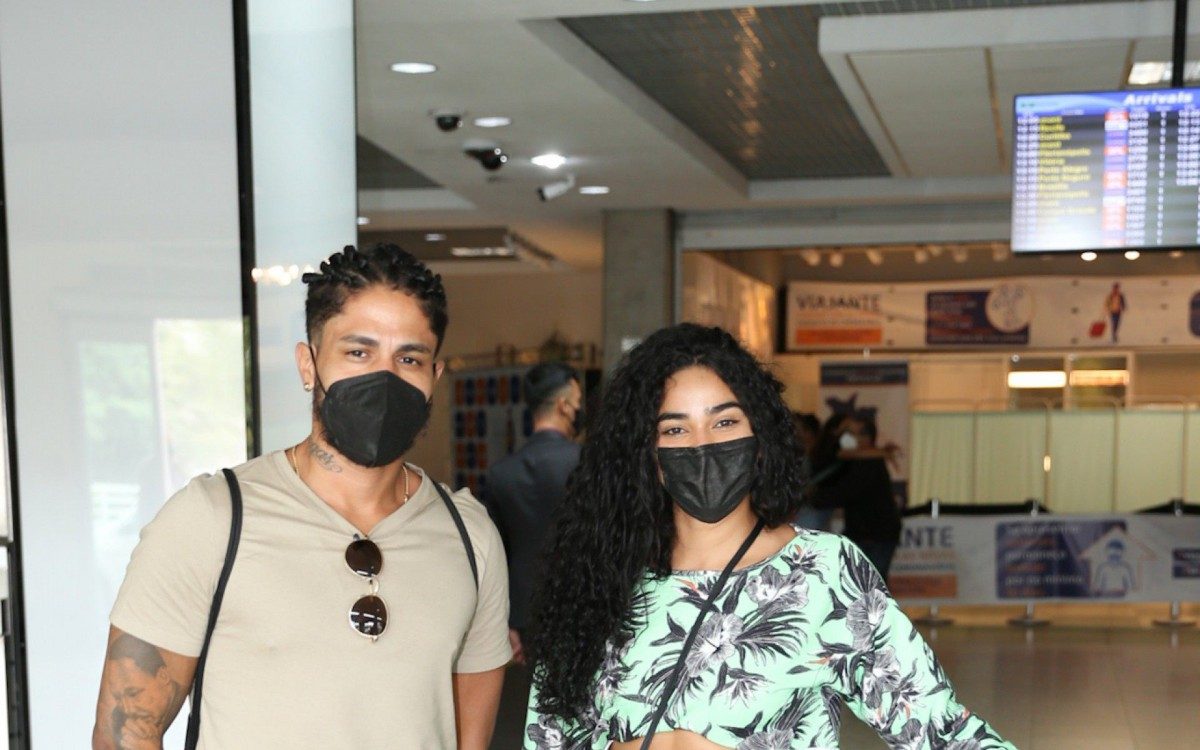 Elana e Viegas desembarcam no aeroporto de Congonhas, em São Paulo, na tarde desta sexta-feira