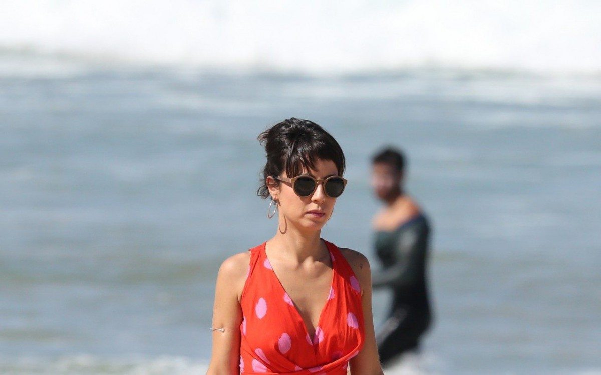 Andr&eacute;ia Horta grava cenas de 'Um Lugar ao Sol' na Praia de Grumari, na Zona Oeste do Rio