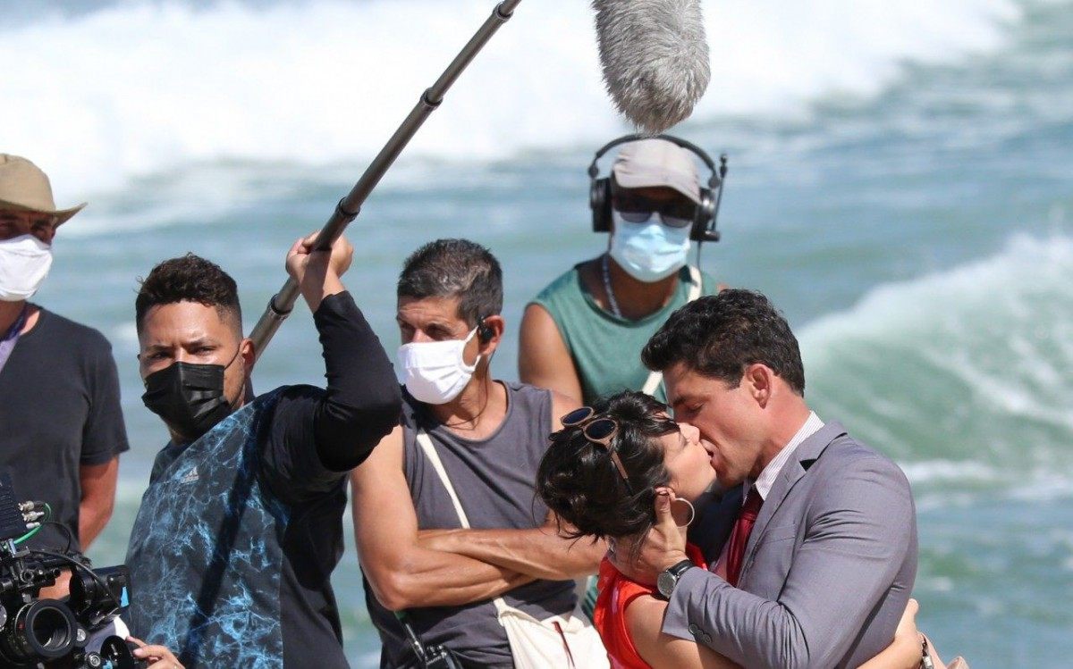 Cau&atilde; Reymond e Andr&eacute;ia Horta gravam cenas de 'Um Lugar ao Sol' na Praia de Grumari, na Zona Oeste do Rio