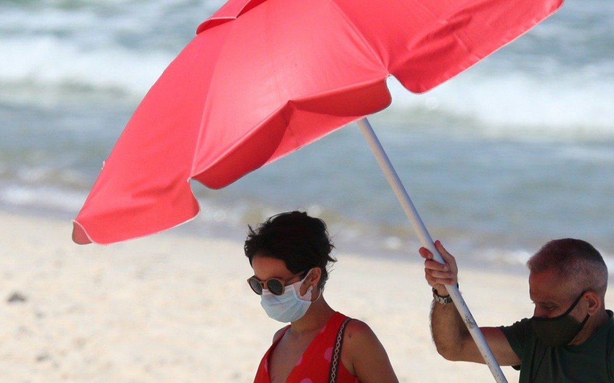 Cau&atilde; Reymond e Andr&eacute;ia Horta gravam cenas de 'Um Lugar ao Sol' na Praia de Grumari, na Zona Oeste do Rio