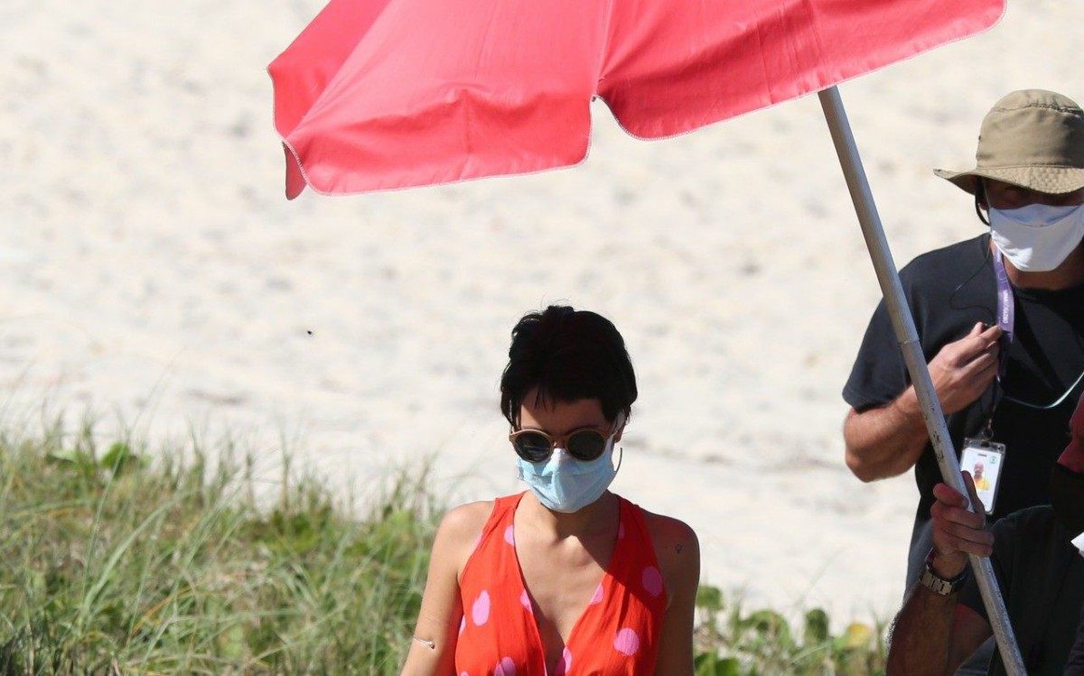 Cau&atilde; Reymond e Andr&eacute;ia Horta gravam cenas de 'Um Lugar ao Sol' na Praia de Grumari, na Zona Oeste do Rio