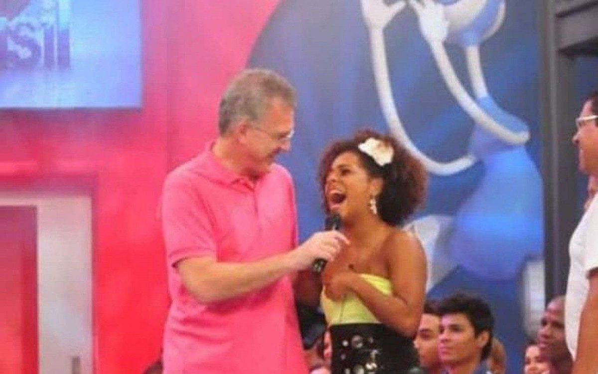 Janaina do Mar com Pedro Bial ap&oacute;s ser eliminada do 'BBB11' em um pared&atilde;o duplo