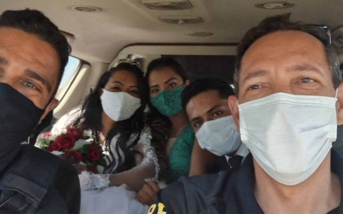 Os ocupantes do carro disseram que estavam indo para o casamento, no Colorado, quando houve pane mecânica no automóvel