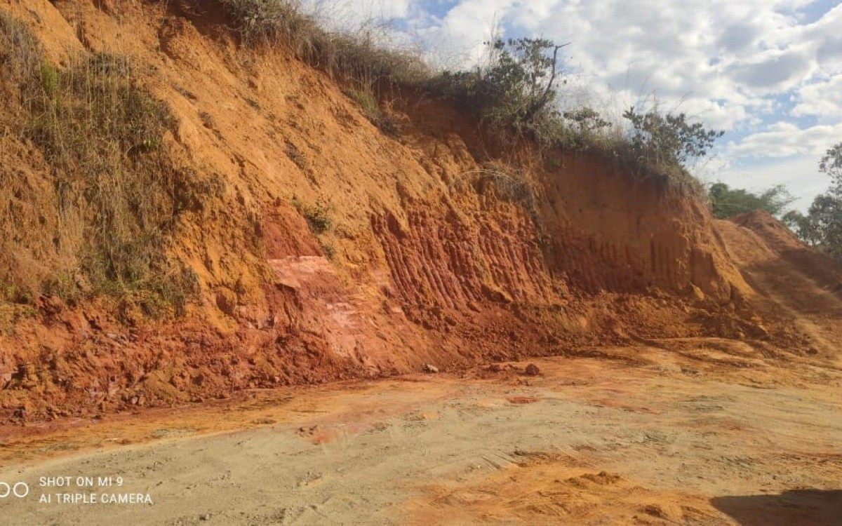 Policiais descobrem extração mineral irregular em terreno, em Magé - Divulgação / Disque Denúncia