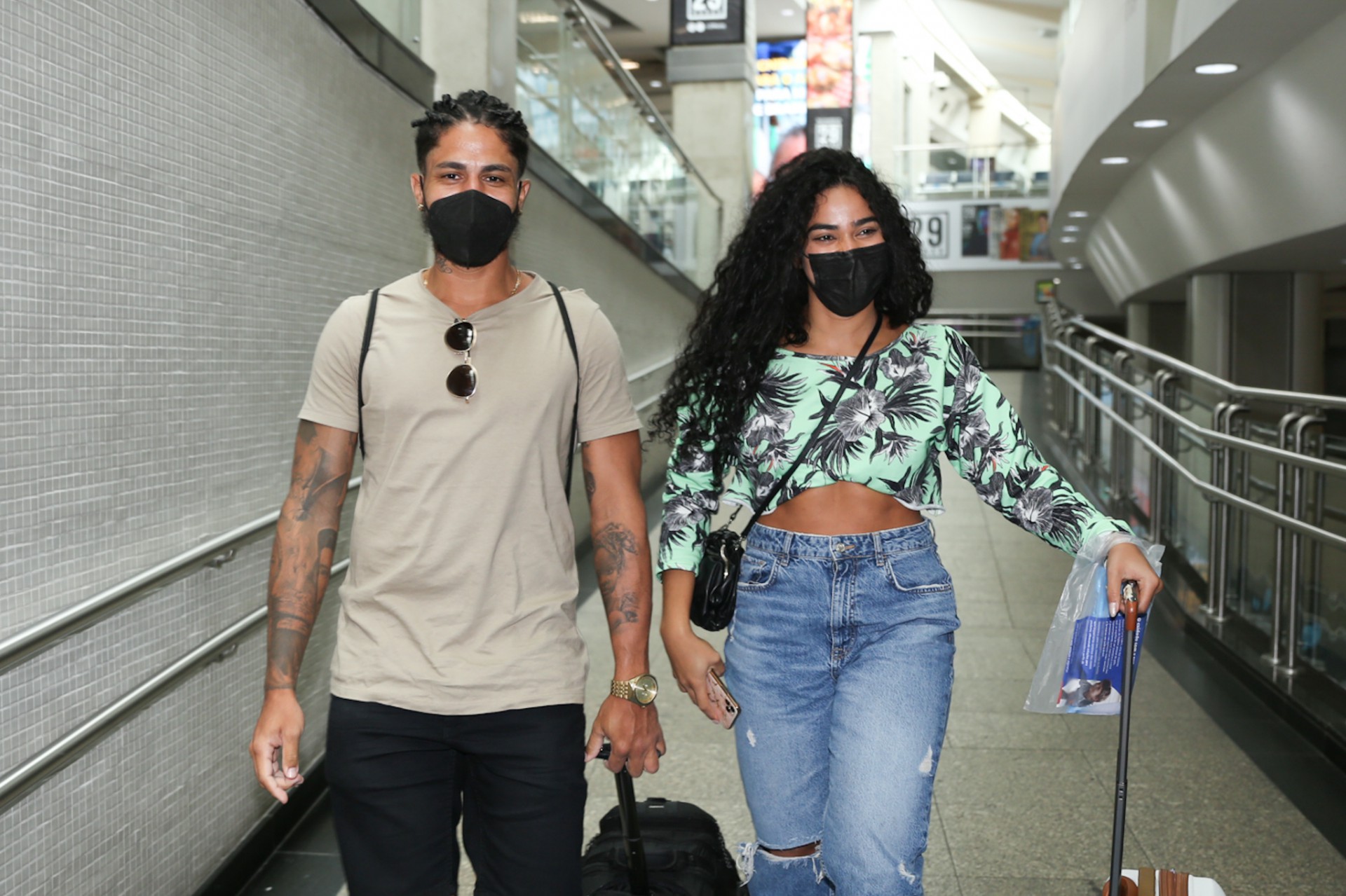 Elana e Viegas desembarcam no aeroporto de Congonhas, em São Paulo, na tarde desta sexta-feira - Ag. News