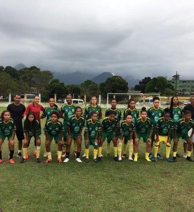 Adolescentes são apreendidos jogando bola na rua, diz família