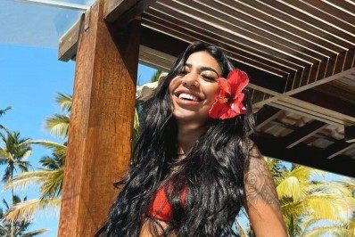 De biquíni, irmã de Gabigol sensualiza na Bahia