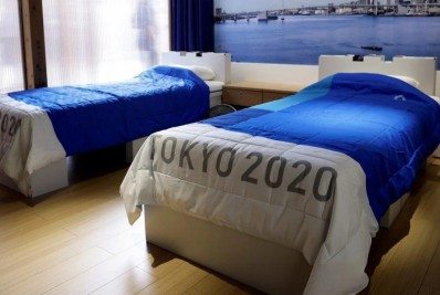 Vila Olímpica terá camas de papelão para evitar que atletas façam sexo