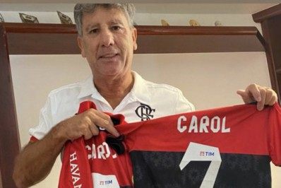Carol Portaluppi é presenteada por Renato Gaúcho com camisa 7 do Flamengo