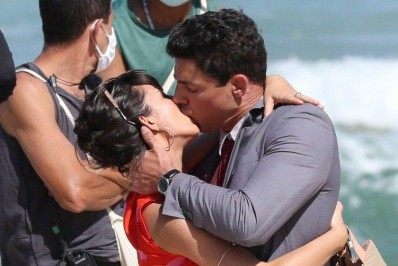 Cauã Reymond e Andréia Horta voltam a gravar cenas de novela na praia