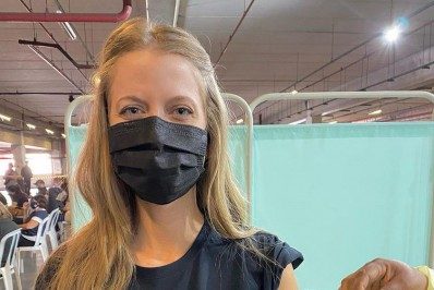 Gabriela Prioli recebe vacina contra covid e manda Bolsonaro 'se fud**'