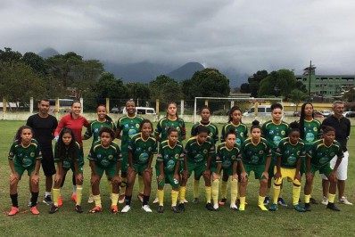 Projeto social em Guapimirim prepara adolescentes para o futebol feminino