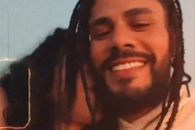 Em meio a rumores de namoro, Elana faz participação em clipe de Viegas