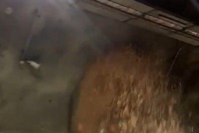 Vídeo: Carro colide em hidrante de túnel e causa vazamento de água