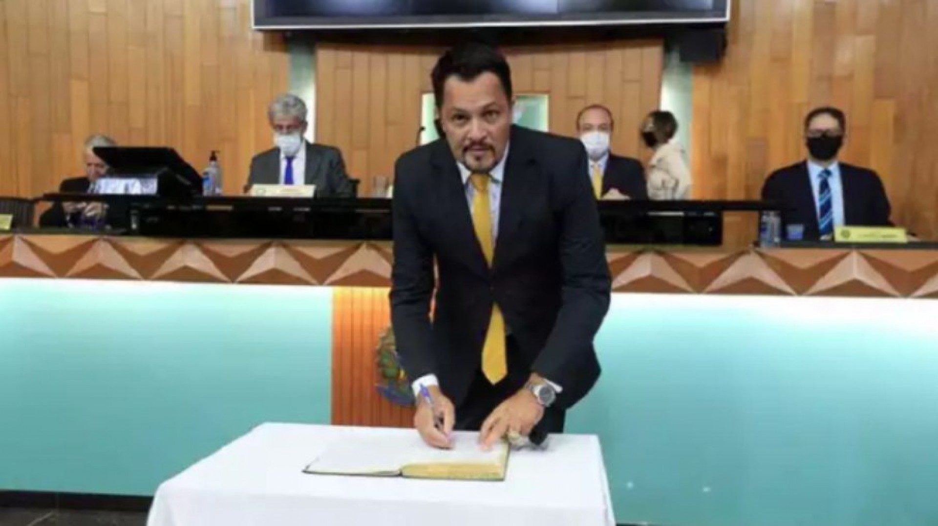 &Aacute;udio &iacute;ntimo de vereador vaza durante sess&atilde;o da C&acirc;mara: 't&ocirc; cremosinho'