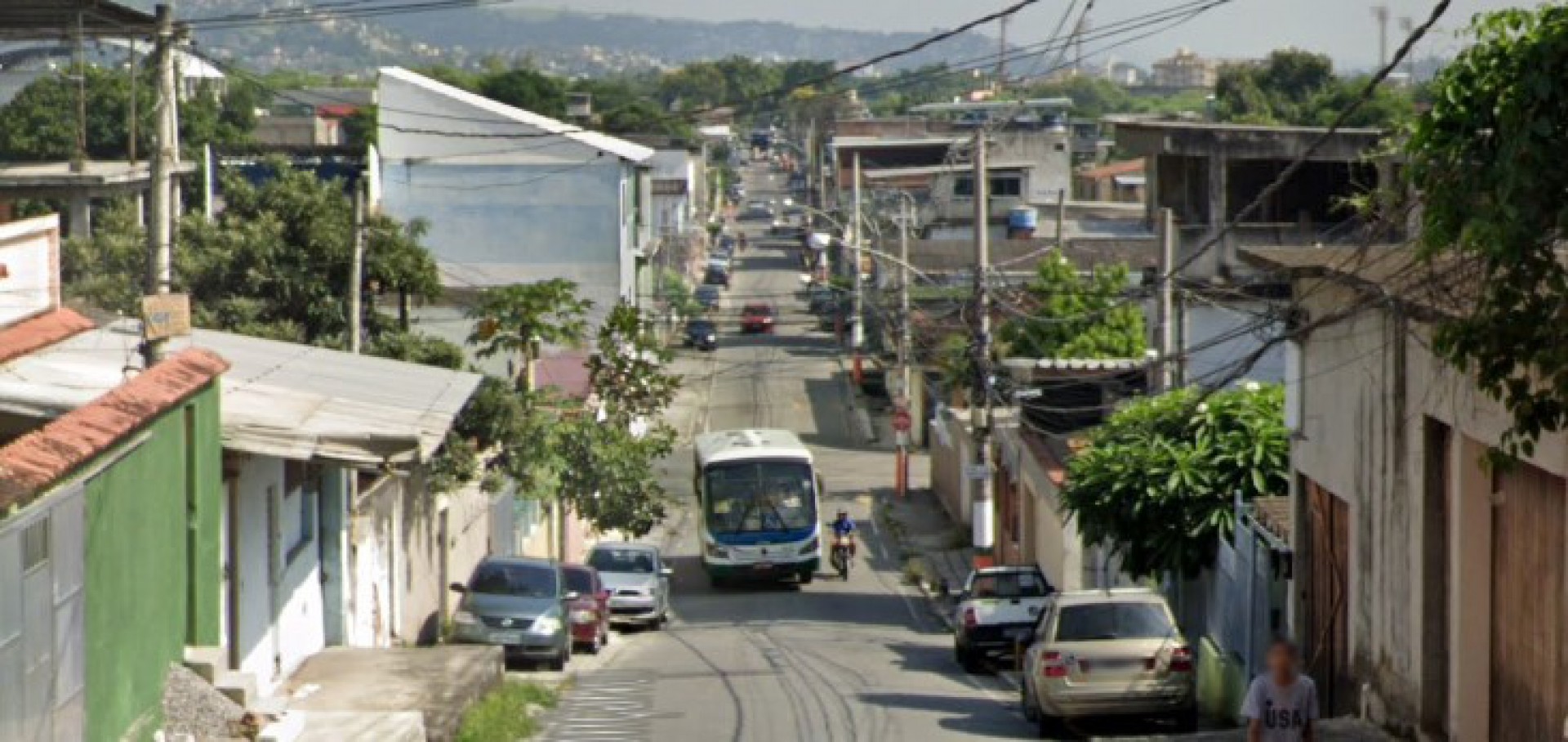 Ex-PM é morto a tiros e pai de 81 anos fica ferido na Baixada