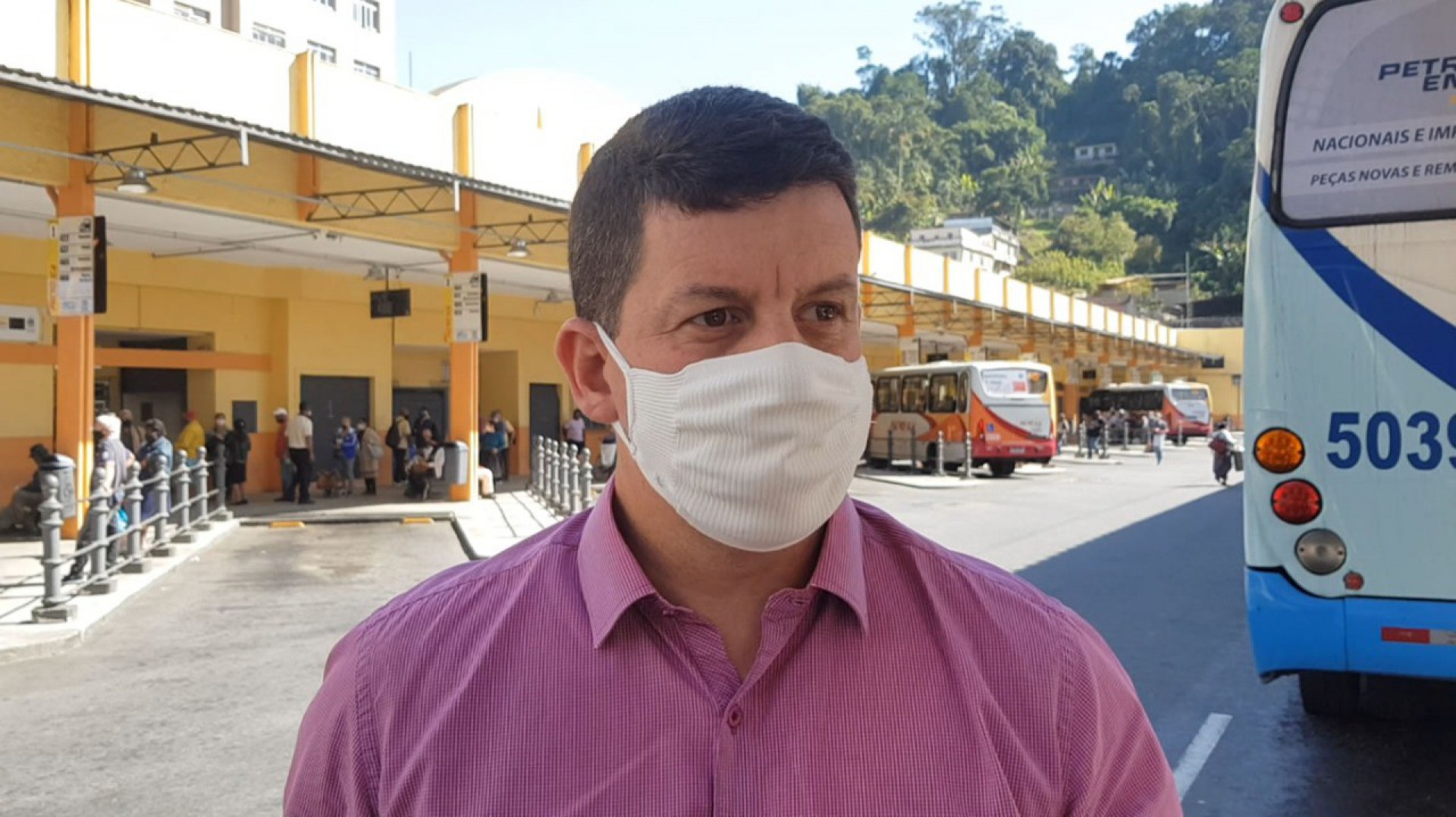 Prefeito interino de Petrópolis, Hingo Hammes, anuncia redução no preço da passagem de ônibus