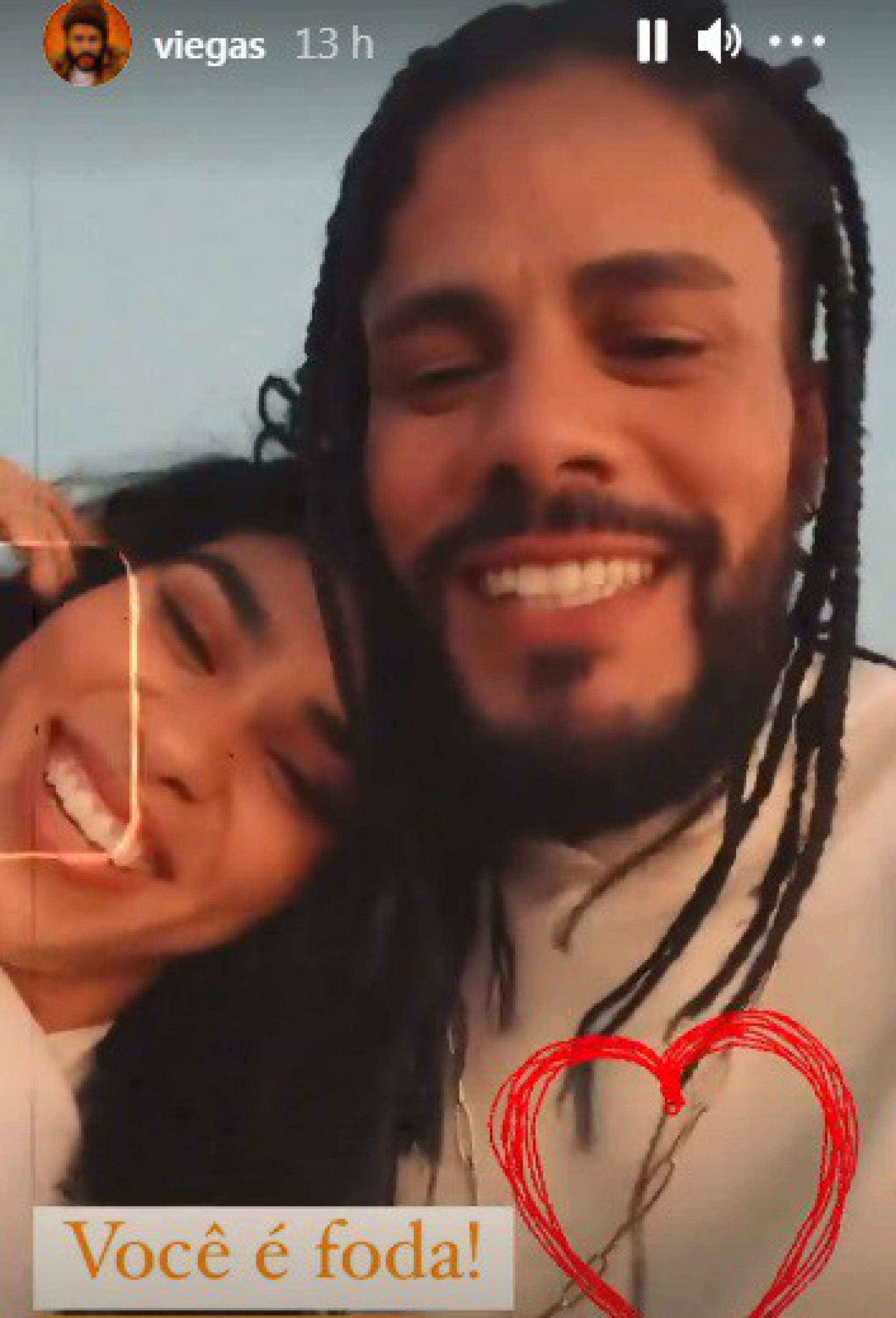 Elana e Viegas aparecem juntinhos nos bastidores da gravação do clipe 'Pra Voar' - Reprodução Internet