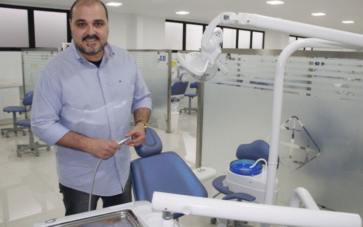 De acordo com o Rodrigo Guimar&atilde;es, coordenador do curso, a Cl&iacute;nica Odontol&oacute;gica foi ampliada e recebeu novos equipamentos e hoje tem capacidade para oferecer tratamentos em diversas especialidades. Dentre elas, Endodontia, Cirurgia e Disciplina Dent&iacute;stica.