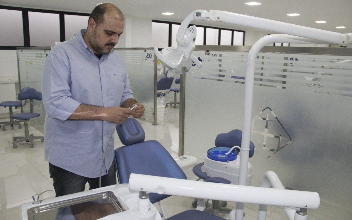 De acordo com o Rodrigo Guimar&atilde;es, coordenador do curso, a Cl&iacute;nica Odontol&oacute;gica foi ampliada e recebeu novos equipamentos e hoje tem capacidade para oferecer tratamentos em diversas especialidades. Dentre elas, Endodontia, Cirurgia e Disciplina Dent&iacute;stica.