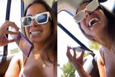 Anitta se diverte ao passar trote em fãs: 'Vim fazer uma cobrança'