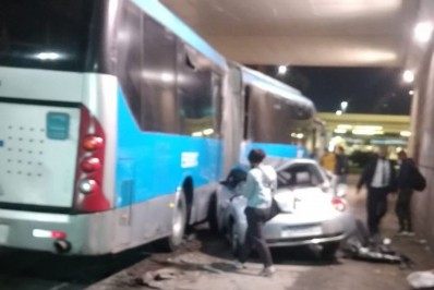 Carro cai de viaduto e atinge ônibus do BRT na Barra da Tijuca