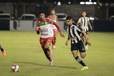 Botafogo abre placar, mas é derrotado de virada para Brusque na Série B