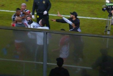 Após derrota para o Brusque, diretor do Botafogo e dupla do time titular se envolvem em confusão