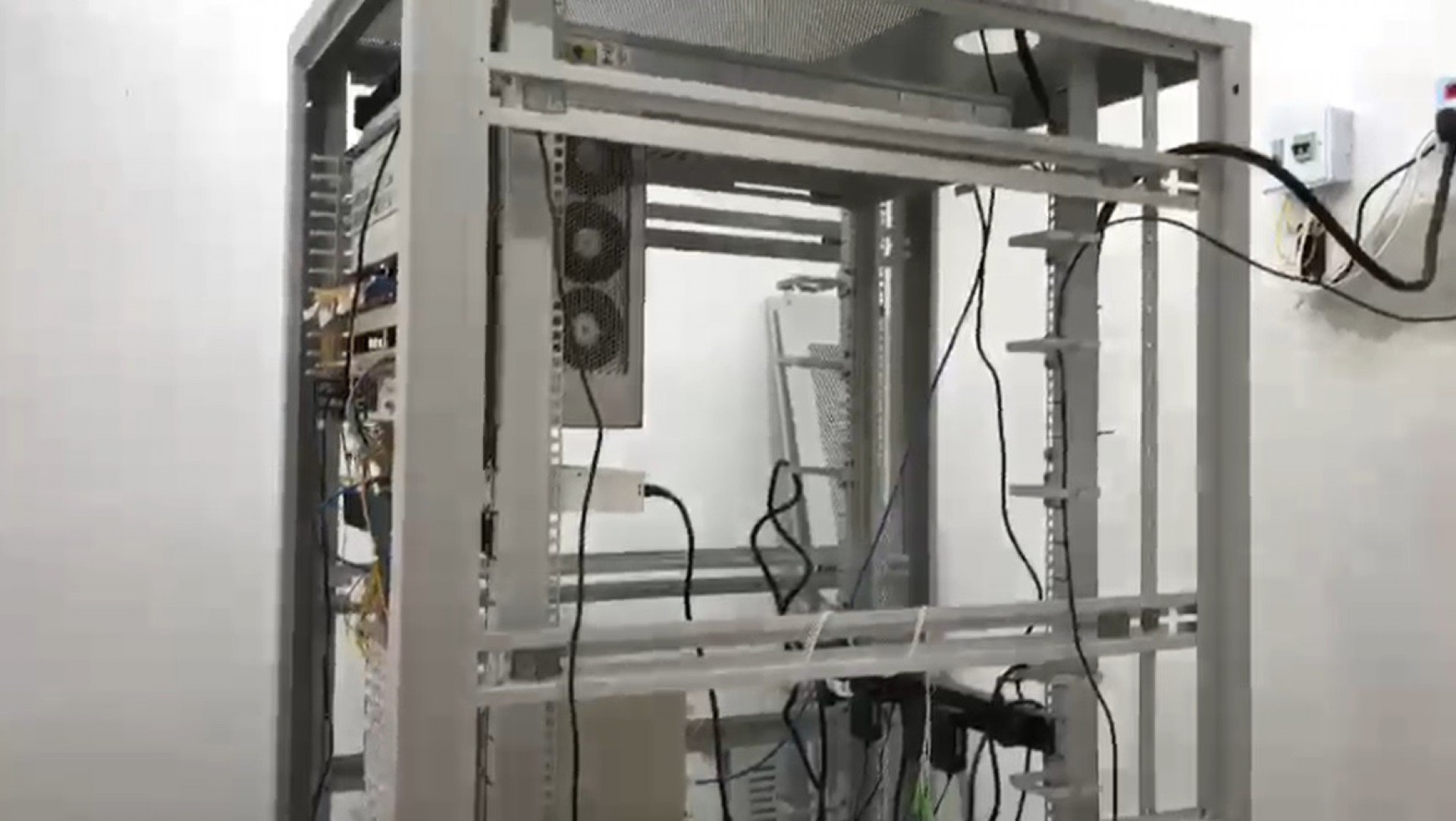 Pol&iacute;cia fecha provedor clandestino de internet que faturava mais de R$ 1 milh&atilde;o em Queimados