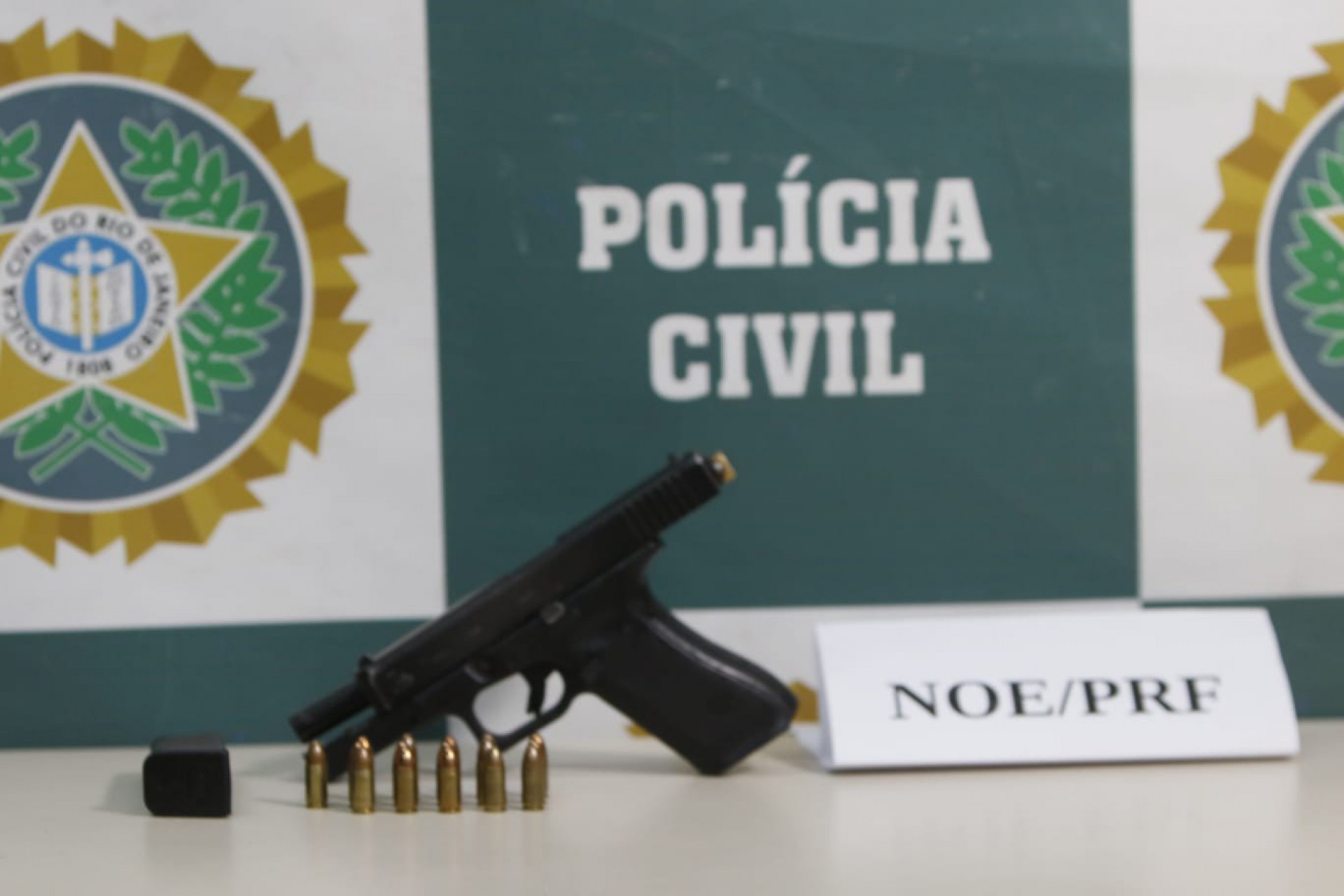 Arma apreendida pela polícia com Léo GTA - Reginaldo Pimenta/Agência O Dia