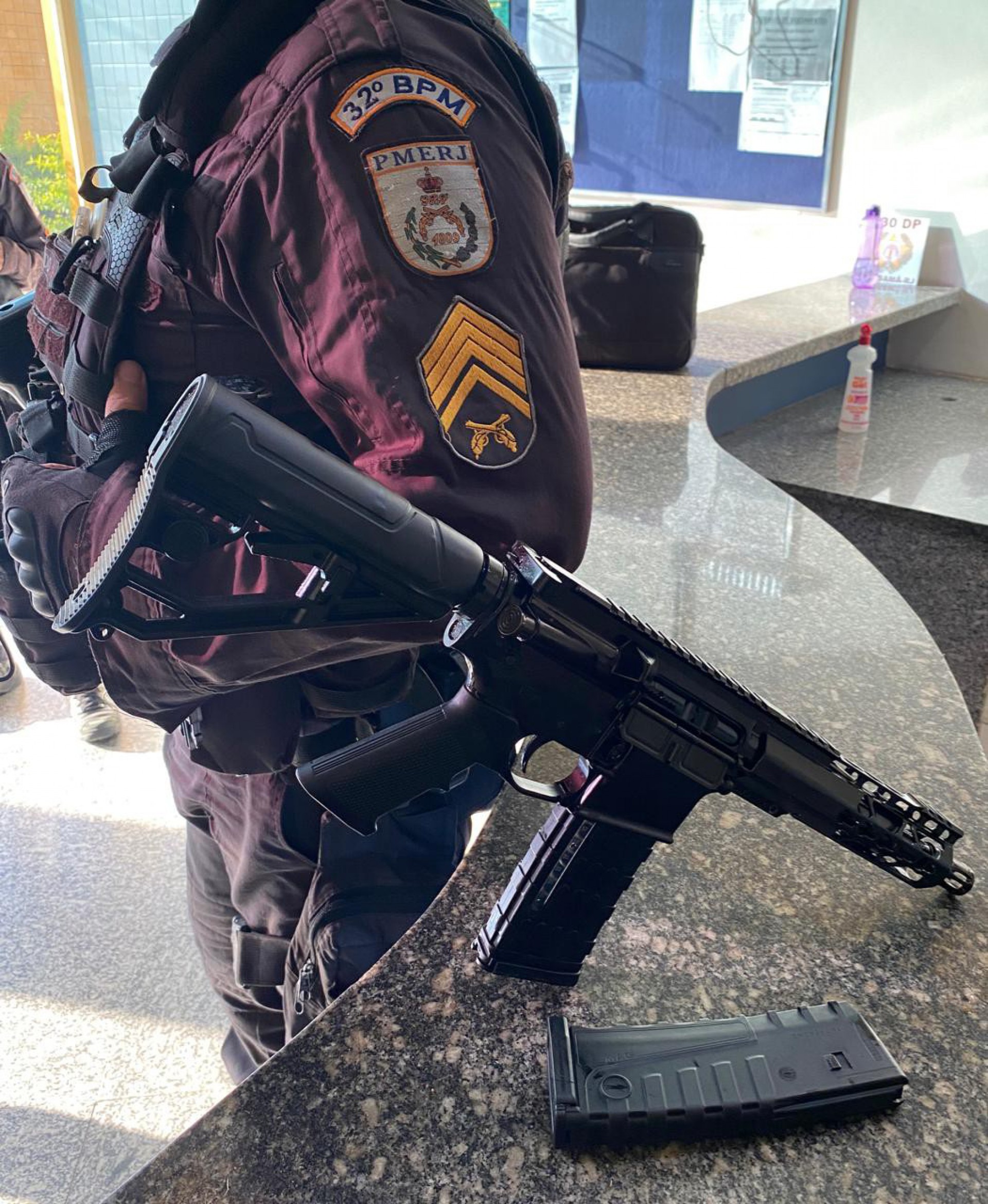 PM apreende fuzil enterrado dentro de tonel em Quissam&atilde;