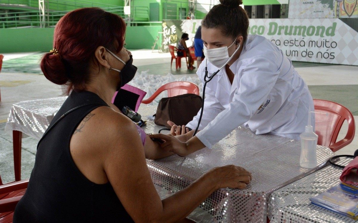 Moradores do entorno da quadra da Imperatriz, em Ramos, tiveram acesso a serviços de saúde, com aferição de pressão e testes de glicemia