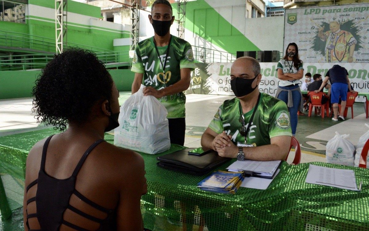 Ação social na quadra da Imperatriz distribuiu 300 cestas básicas